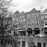 67412 Gezicht op de voorgevel van de huizen Oudegracht 229 - 233 te Utrecht; links van het midden het huis Oudegracht ...